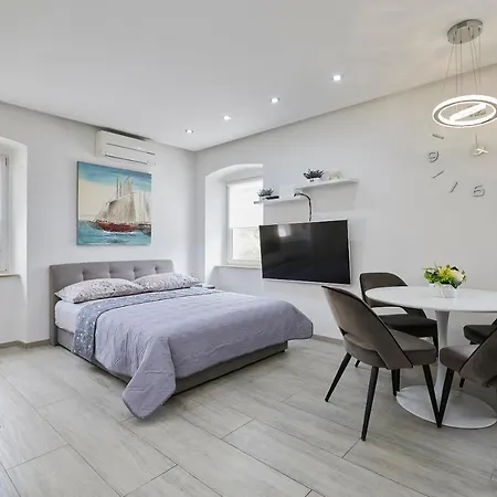 And Misic Apartment *