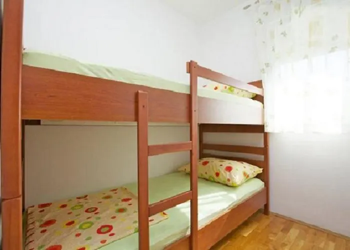 And Misic アパート トロギール