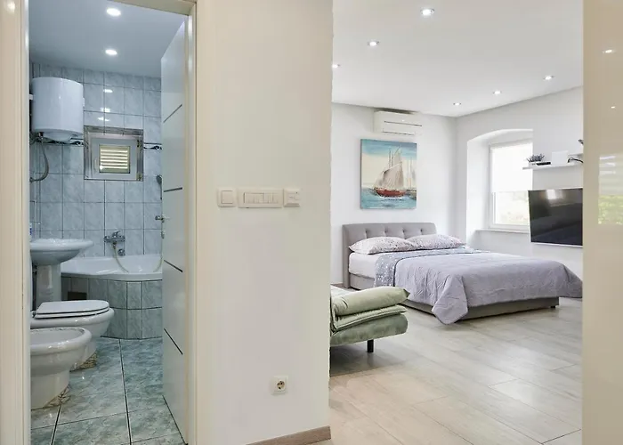 アパート And Misic トロギール